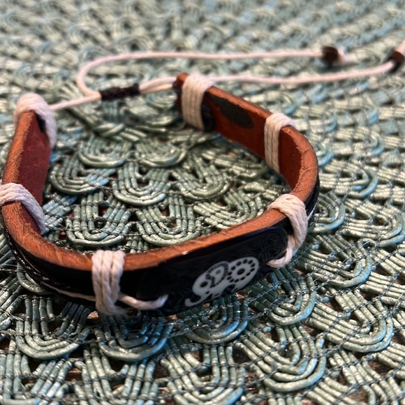 Leather Rope Tribal Elephant Bracelet. Unisex, expands to fit most wrists. Black - Picture 6 of 6